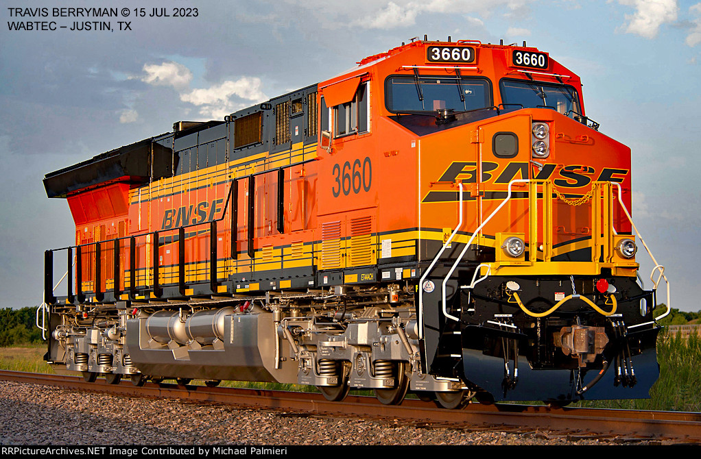 BNSF ET44AC 3660